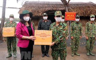Phó Chủ tịch nước Võ Thị Ánh Xuân động viên lực lượng chống dịch Covid-19 ở biên giới Tây Nam