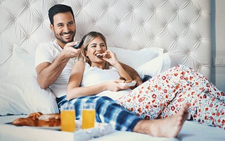 6 lợi ích bất ngờ khi các cặp đôi cùng nhau xem tivi