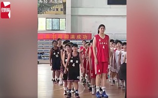 Bé gái 14 tuổi cao 2.26m là niềm hy vọng bóng rổ của Trung Quốc