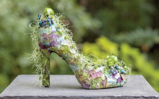 Giày cao gót được thiết kế từ lá và hoa