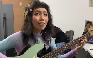 Con gái Mỹ Linh trong đoạn video hậu trường: Làn tóc rối toàn hoa gây chú ý