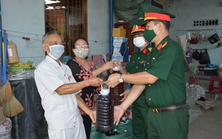 Quảng Ngãi: Vợ chồng cựu chiến binh ủng hộ 500 lít nước mắm 