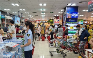 Người dân tích trữ thực phẩm, Hà Nội tái khẳng định "đủ hàng"