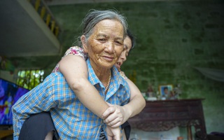 Mắt sắp mù lòa, cựu nữ thanh niên xung phong tuổi 75 còn nặng gánh hai con chịu di chứng chiến tranh