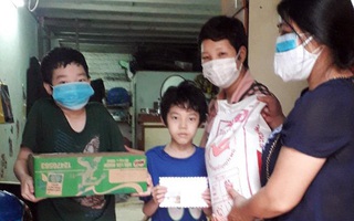 Hà Nội: Hội LHPN thăm và tặng quà người mẹ đơn thân bị mất việc do Covid-19, nuôi 3 con mắc bệnh 