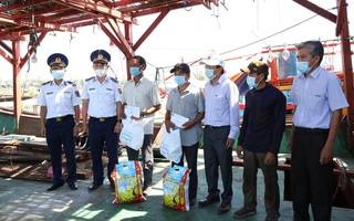 Bộ Tư lệnh Vùng Cảnh sát biển 2 hỗ trợ ngư dân bị ảnh hưởng bởi Covid-19