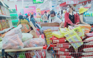 Người dân TPHCM lại đổ xô đến siêu thị mua hàng tích trữ
