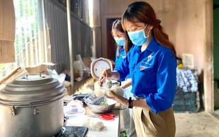 Áo xanh tình nguyện Nghệ An “đội mưa” phục vụ cơm nước, xe đưa đón miễn phí cho sĩ tử