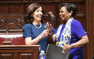 Thống đốc từ chức vì bê bối tình dục, bang New York sẽ được điều hành bởi 2 nữ lãnh đạo