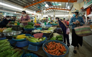 Người dân lo lắng vì giá thực phẩm ở chợ dân sinh tăng