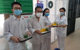 Suất cơm nghĩa tình gửi đến những bệnh nhân “mắc kẹt” tại bệnh viện Bạch Mai 