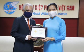Trao Kỷ niệm chương Vì sự phát triển của phụ nữ Việt Nam cho Điều phối viên thường trú Liên hợp quốc