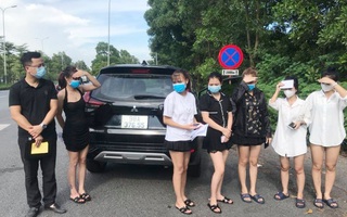 Hà Nội: Phát hiện xe ô tô chở 6 cô gái dùng giấy đi đường giả