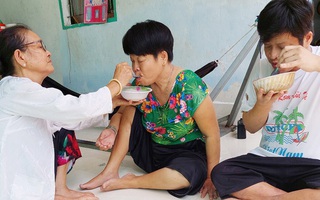 60 năm thảm họa da cam ở Việt Nam: 4 thập kỷ chăm 2 con cả ngày cười nói vu vơ