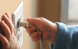 EVN khuyến cáo: Ở nhà giãn cách, lưu ý an toàn điện cho trẻ nhỏ
