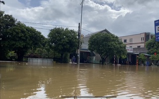 Hà Tĩnh: Mưa lớn kéo dài, quốc lộ 1A ngập sâu trong biển nước