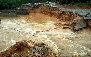 Thừa Thiên-Huế: Khẩn trương khắc phục sạt lở sau bão số 5