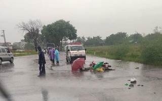 Hà Nội: Đôi nam nữ đi xe máy nghi bị sét đánh tử vong