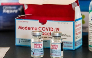 Covid-19: Moderna cho biết khả năng bảo vệ của vaccine sẽ suy yếu
