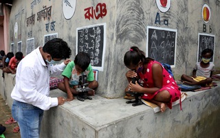 Ấn Độ: Vẽ bảng đen lên tường để dạy chữ cho trẻ em