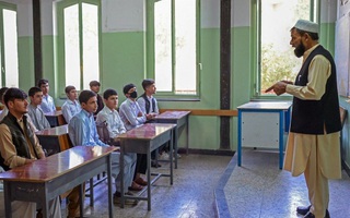 Afghanistan: Mở lại trường trung học dành riêng cho học sinh nam