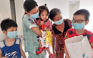 Trung thu yêu thương với trẻ em mắc Covid-19 ở bệnh viện dã chiến