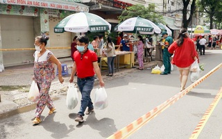 TPHCM: Người dân phấn khởi với buổi đi chợ đầu tiên sau thời gian giãn cách 