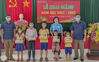 Phụ nữ Chí Linh trao tặng hơn 350 suất quà cho trẻ em nghèo nhân dịp năm học mới
