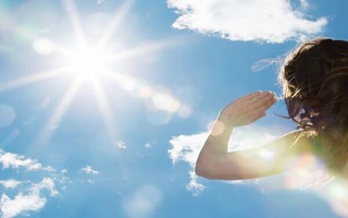 Làm gì để bảo vệ mắt bị chói khi ra nắng?