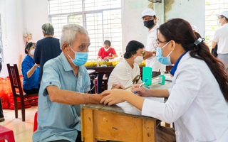 Nutrilite cùng Hội Chữ thập đỏ TP HCM khám bệnh miễn phí và trao quà tới 250 người dân