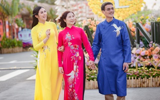 Hoa hậu Ngọc Hân cùng bố mẹ xúng xính áo dài dạo chơi đường hoa xuân
