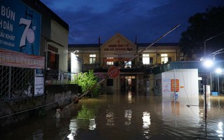 Nước lũ tràn vào Trung tâm y tế: Mở mắt ra đã thấy nước ngập tới giường