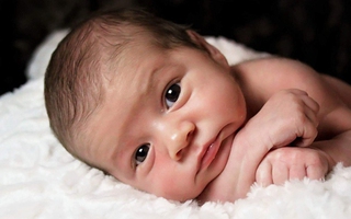9 điểm trên cơ thể của trẻ sơ sinh cha mẹ hạn chế chạm vào