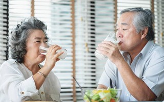 Bước vào tuổi 50, sáng sớm bụng rỗng không nên uống 2 loại nước 