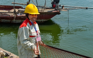 Hà Nội: Tháo dỡ du thuyền hàng chục tỷ bỏ hoang trên hồ Tây 