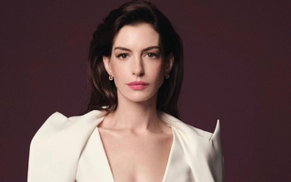 Anne Hathaway gây sốt với vẻ đẹp ở tuổi U40