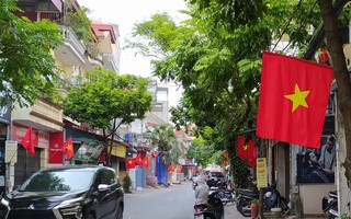 Hà Nội: UBND phường phát cờ Tổ quốc không đúng quy chuẩn cho người dân treo