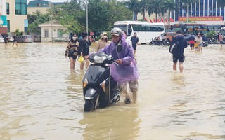 Thừa Thiên Huế: Nước ngập sâu nhiều đường phố, sạt lở đất vùi lấp nhà dân