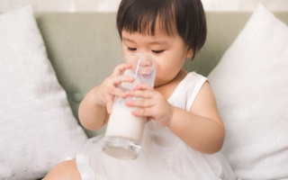 Uống sữa lúc này bổ sung canxi tốt nhất nhưng có một thời điểm dù uống 2-3 cốc trẻ cũng không cao được