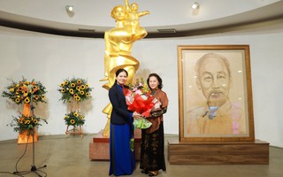 Nguyên Chủ tịch Quốc hội Nguyễn Thị Kim Ngân tặng tác phẩm “Chân dung Bác Hồ” cho Bảo tàng Phụ nữ Việt Nam 