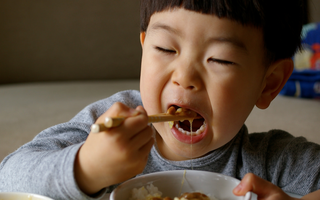 4 thói quen xấu khi ăn của trẻ cần loại bỏ