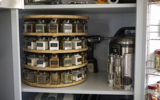 8 cách lưu trữ gia vị để căn bếp gia đình luôn gọn gàng, ngăn nắp