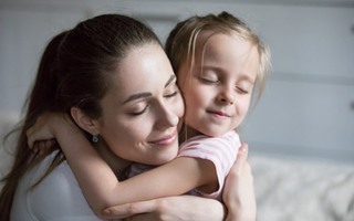 Khi trẻ khóc, hành động đầu tiên cha mẹ nên làm là ôm con