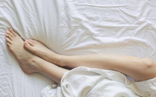 Thò chân ra khỏi chăn khi ngủ có lợi hay hại? 