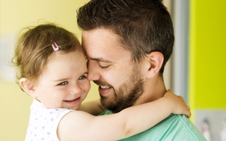 Cha mẹ nên ôm con vào 5 thời điểm này trong ngày giúp bé hạnh phúc hơn