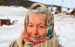 "Người phụ nữ cô đơn nhất thế giới": Biến hồ băng lạnh giá thành sân khấu