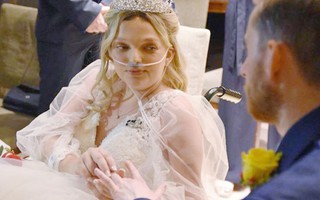Đám cưới ngay trong phòng bệnh của người phụ nữ mắc bệnh ung thư hiếm gặp