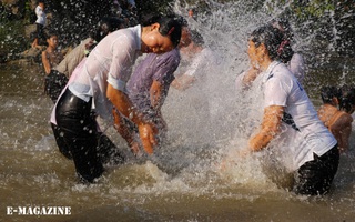 Cuộc thi té nước của những người phụ nữ Thái