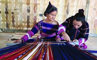 Những người "dệt" tiếp truyền thống của phụ nữ Bahnar