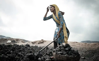Những bé gái Ấn Độ mưu sinh bên mỏ than: "Chúng cháu sợ hãi nhưng buộc phải chấp nhận rủi ro"